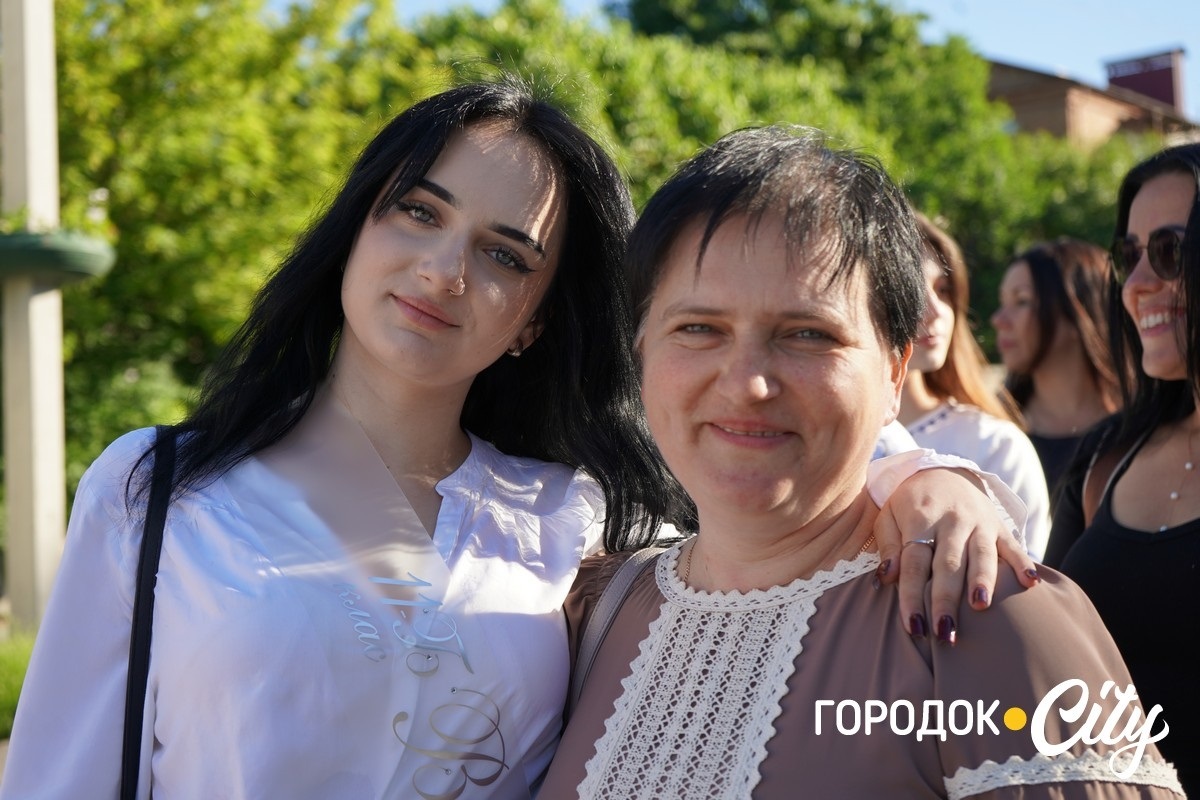 За руку з батьками — на останній урок: у Городоцькому ліцеї №1 зберігають щемливу традицію