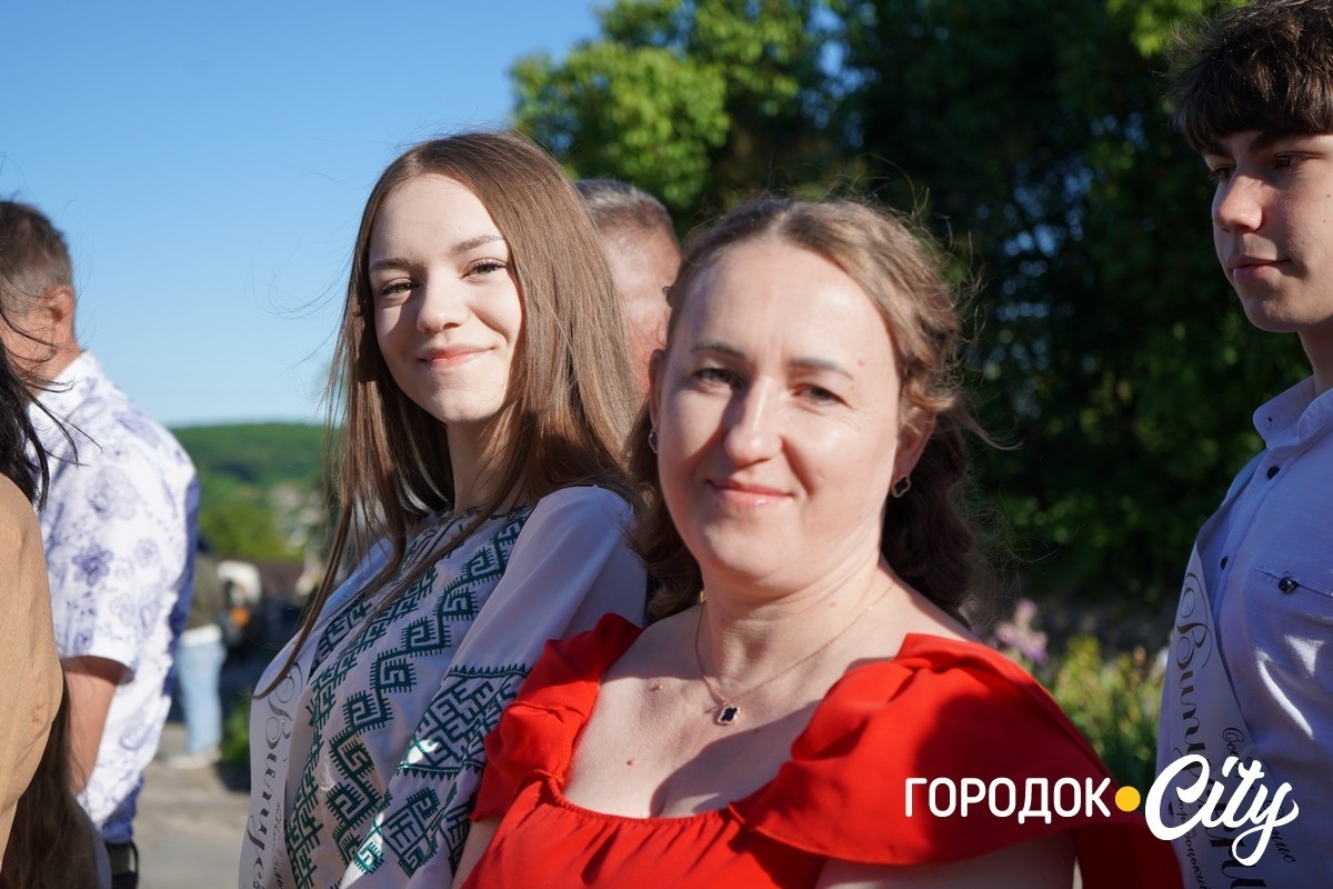 За руку з батьками — на останній урок: у Городоцькому ліцеї №1 зберігають щемливу традицію