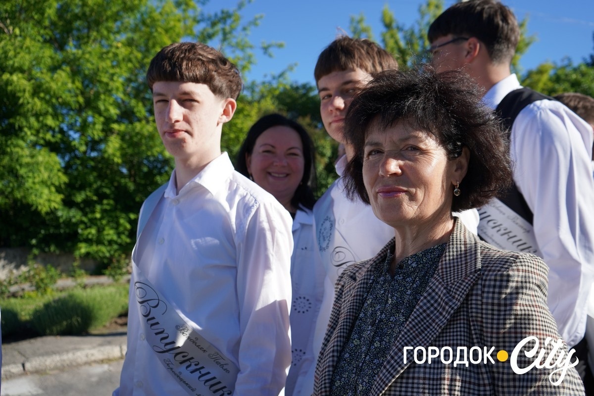 За руку з батьками — на останній урок: у Городоцькому ліцеї №1 зберігають щемливу традицію