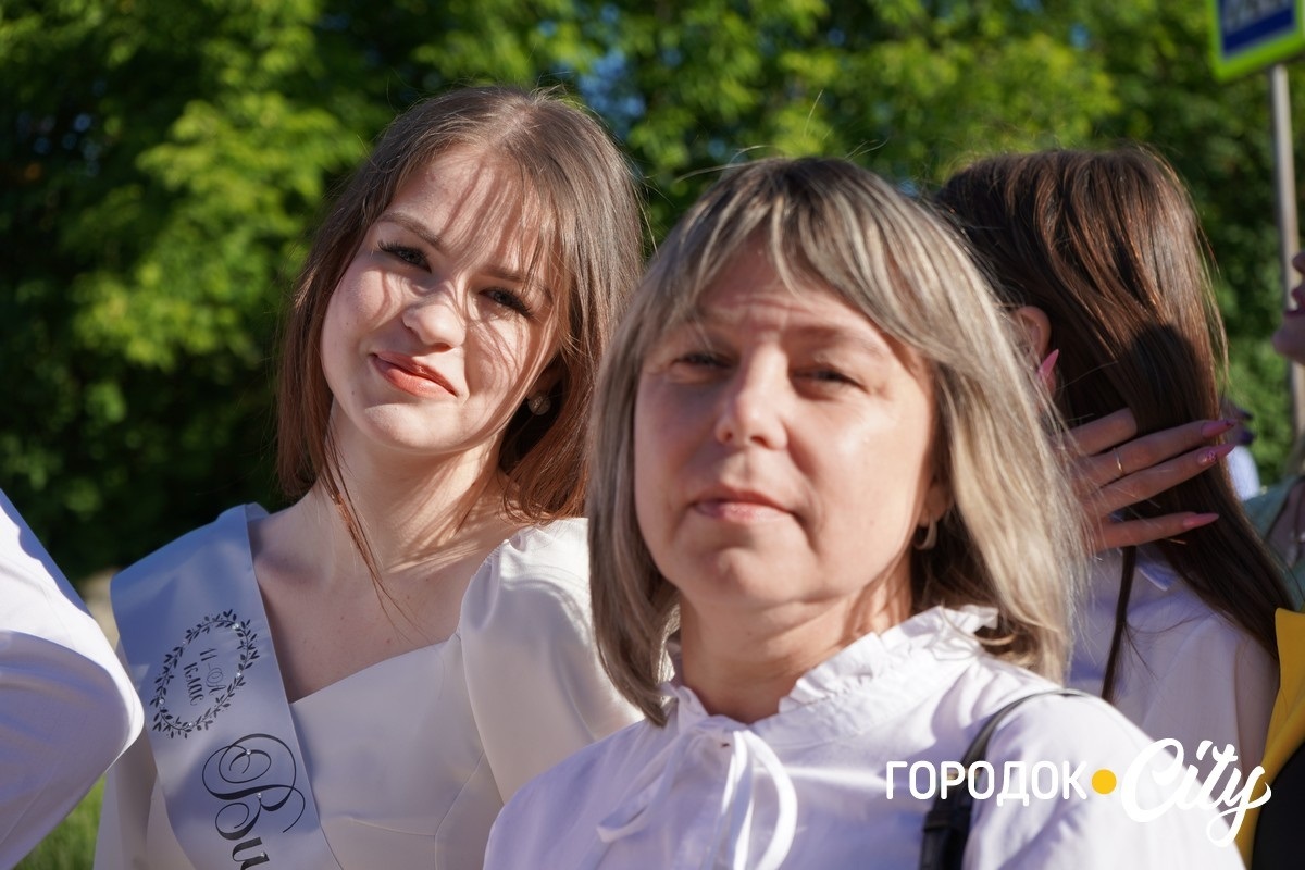 За руку з батьками — на останній урок: у Городоцькому ліцеї №1 зберігають щемливу традицію