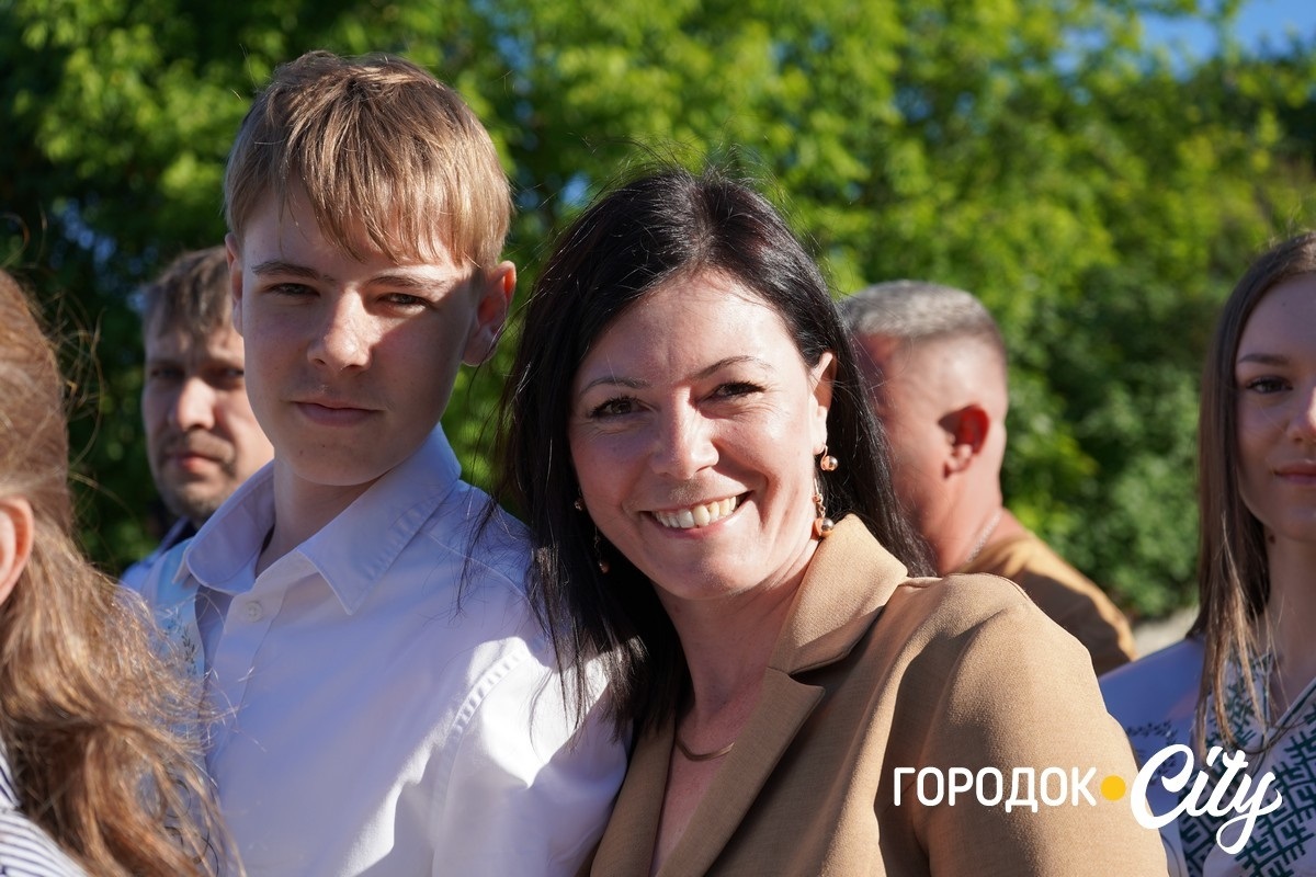За руку з батьками — на останній урок: у Городоцькому ліцеї №1 зберігають щемливу традицію
