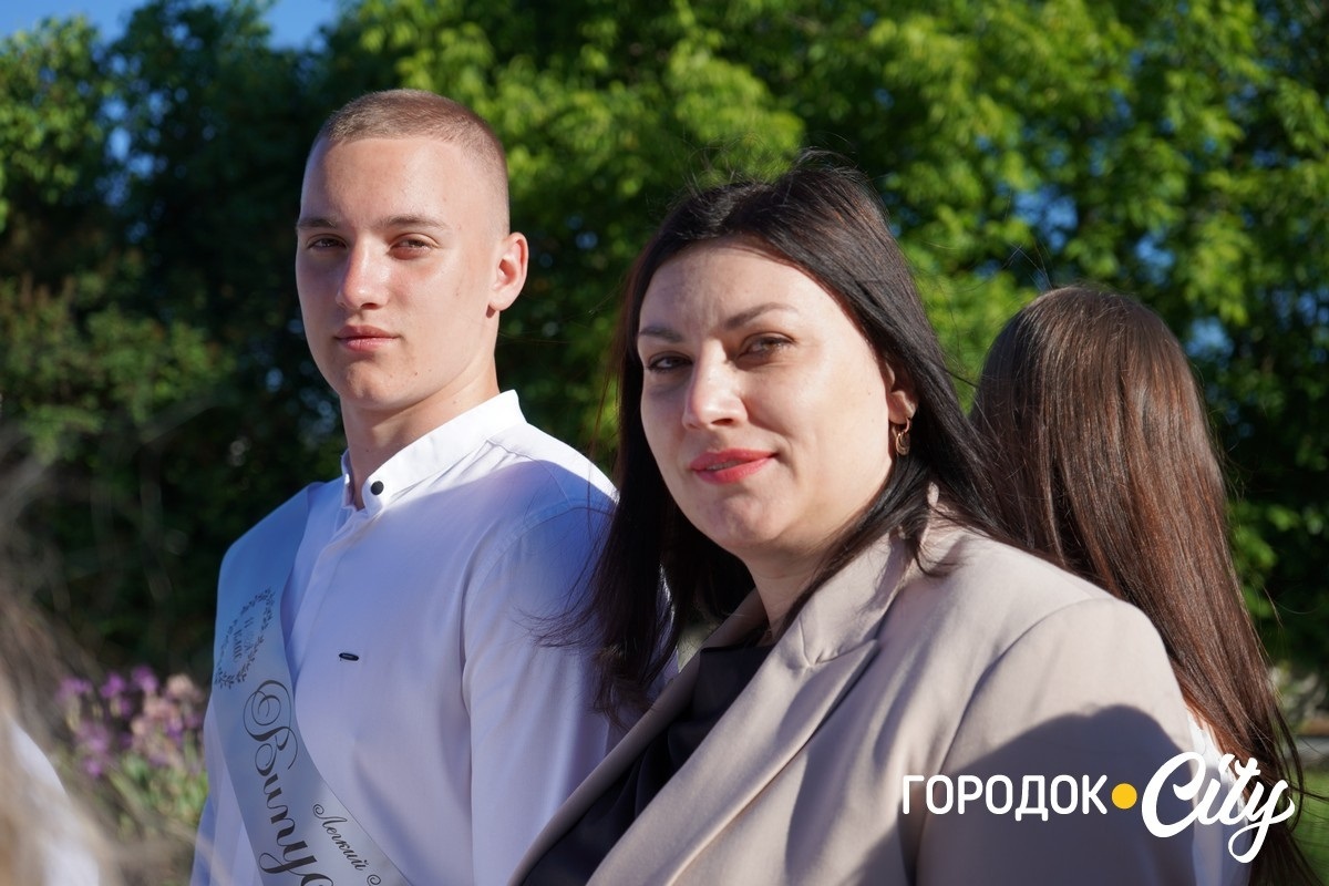 За руку з батьками — на останній урок: у Городоцькому ліцеї №1 зберігають щемливу традицію