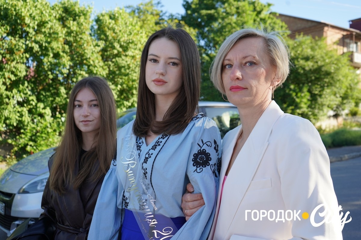 За руку з батьками — на останній урок: у Городоцькому ліцеї №1 зберігають щемливу традицію