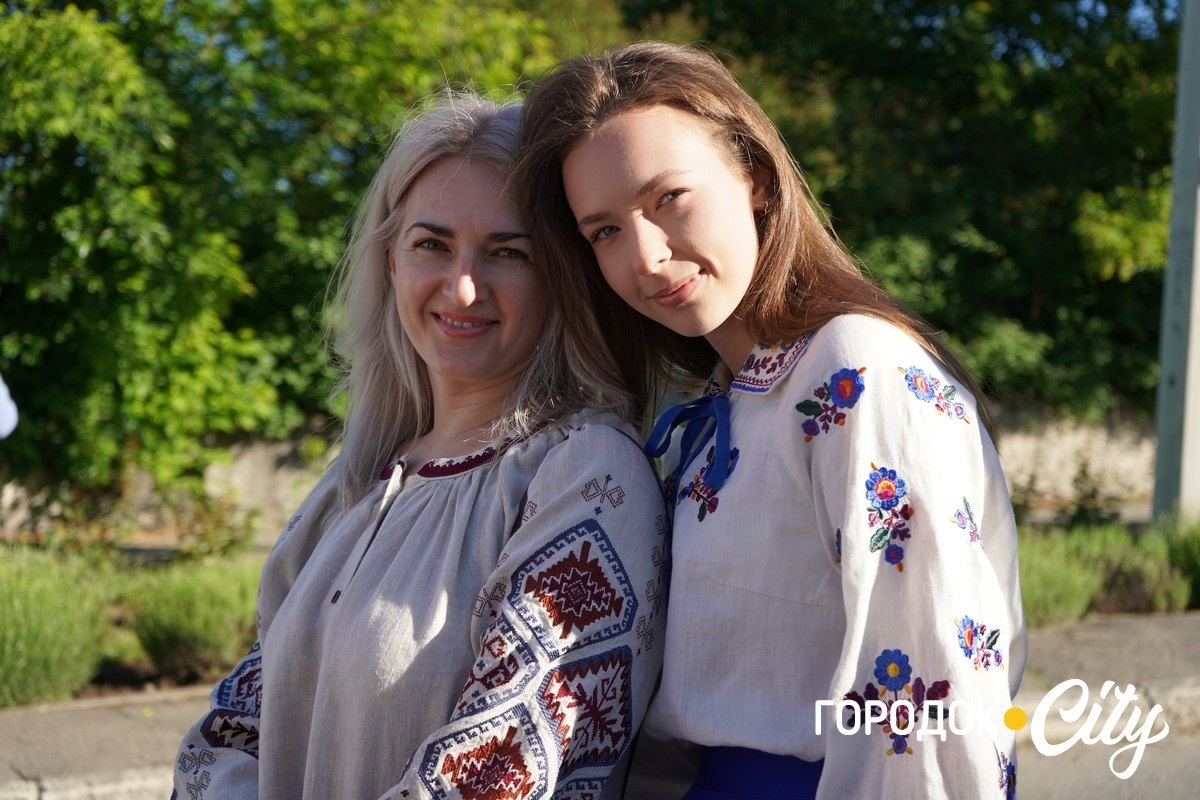 За руку з батьками — на останній урок: у Городоцькому ліцеї №1 зберігають щемливу традицію