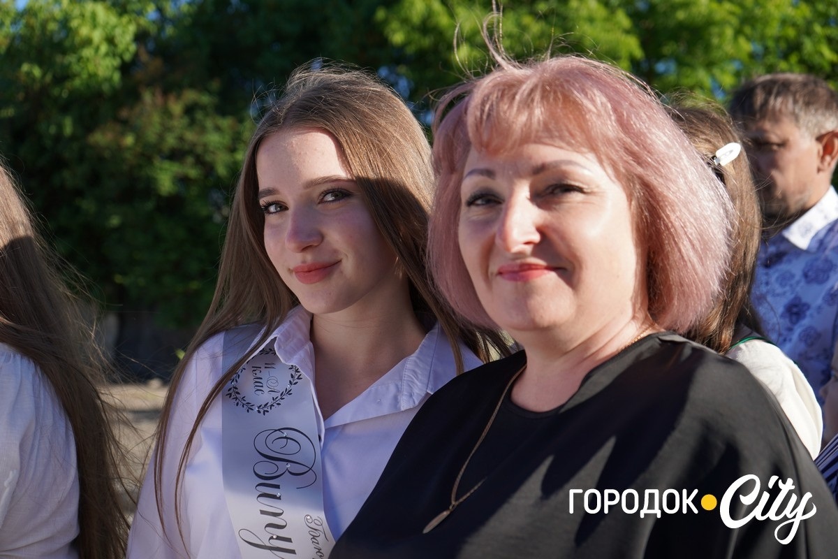 За руку з батьками — на останній урок: у Городоцькому ліцеї №1 зберігають щемливу традицію