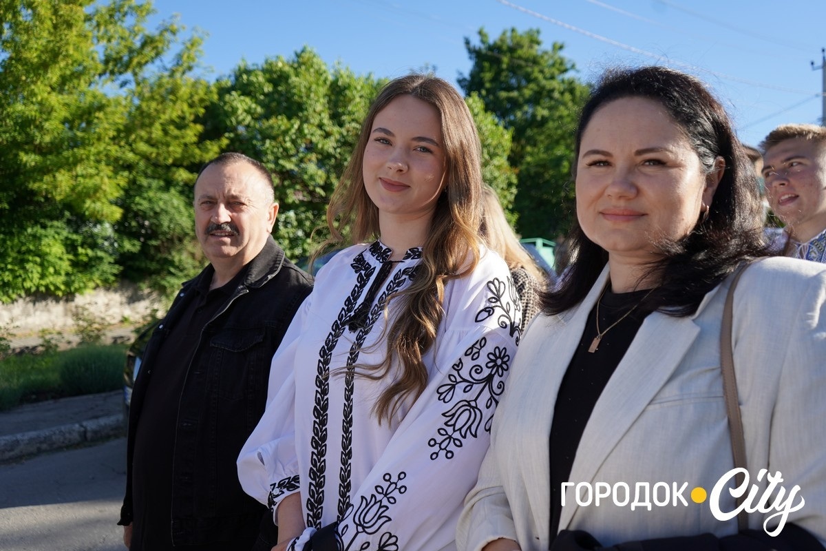 За руку з батьками — на останній урок: у Городоцькому ліцеї №1 зберігають щемливу традицію