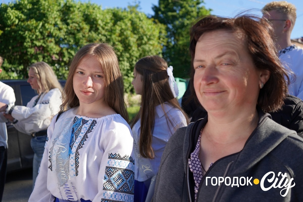 За руку з батьками — на останній урок: у Городоцькому ліцеї №1 зберігають щемливу традицію