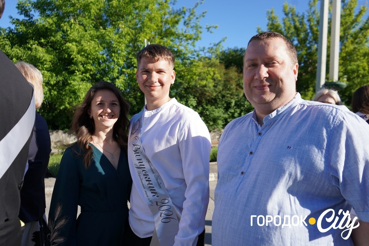 За руку з батьками — на останній урок: у Городоцькому ліцеї №1 зберігають щемливу традицію