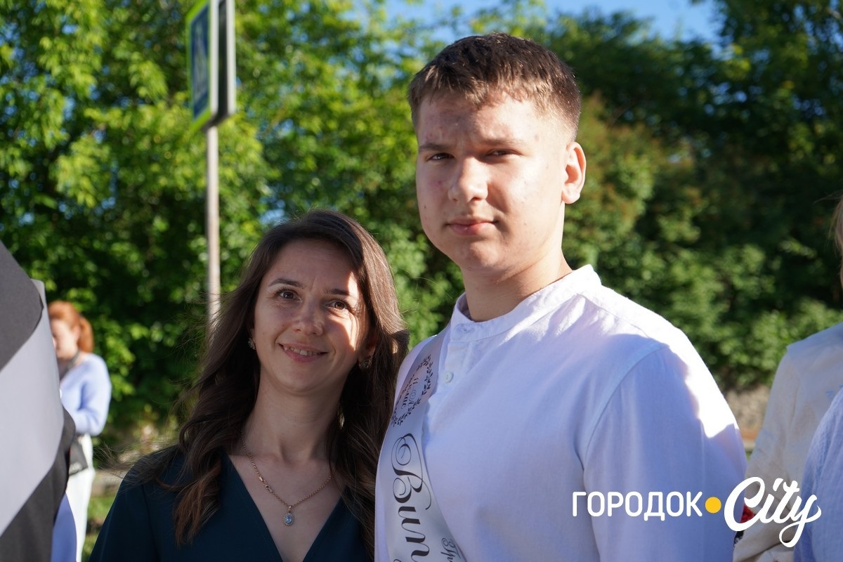 За руку з батьками — на останній урок: у Городоцькому ліцеї №1 зберігають щемливу традицію