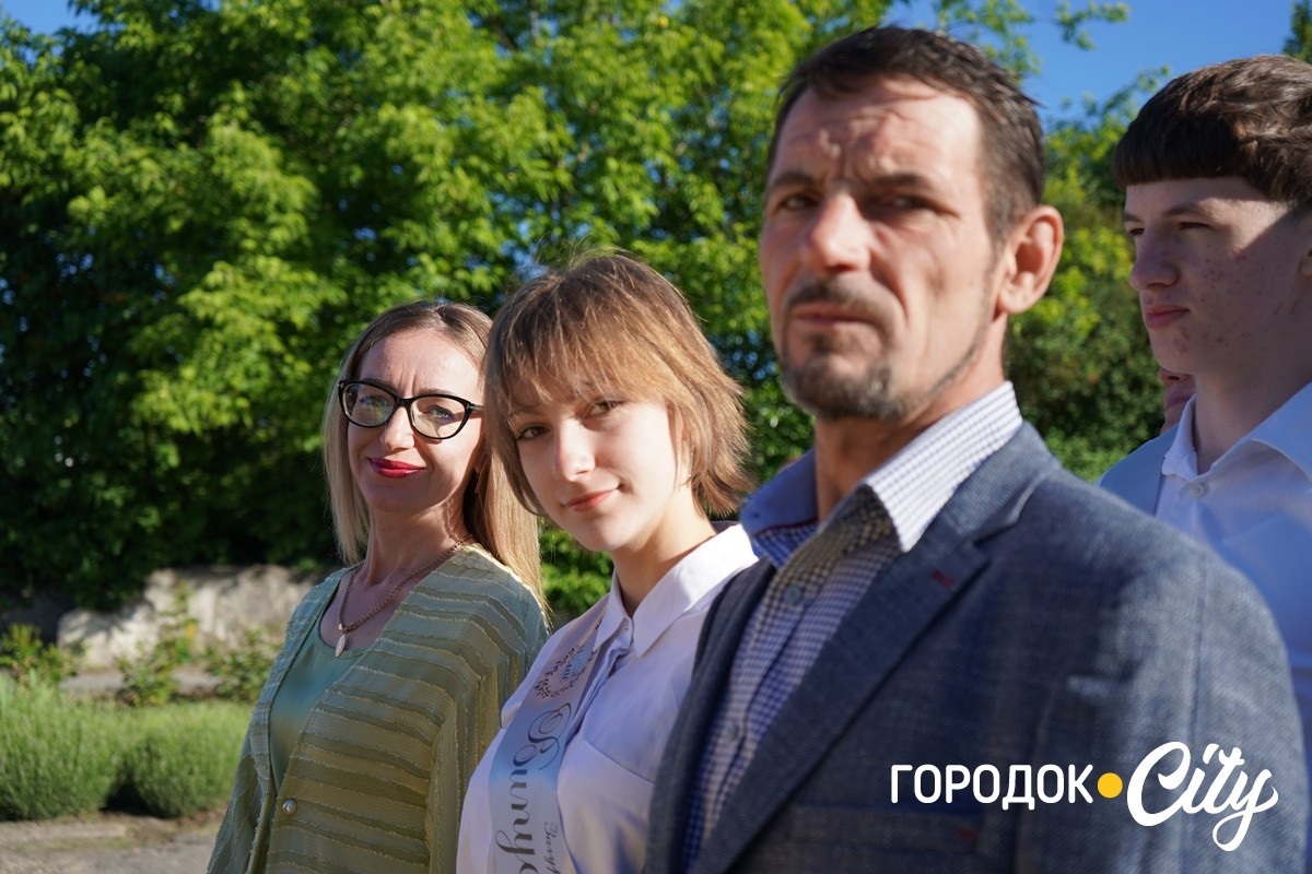 За руку з батьками — на останній урок: у Городоцькому ліцеї №1 зберігають щемливу традицію