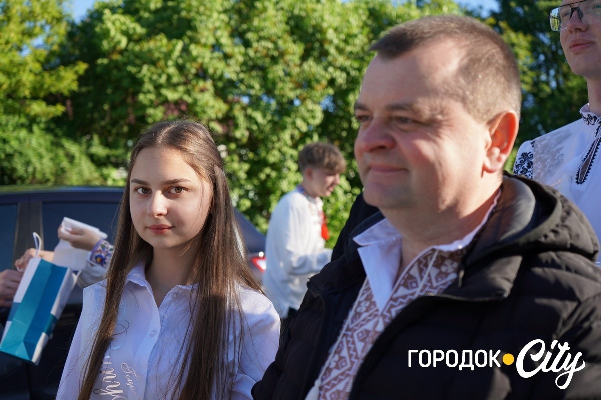 За руку з батьками — на останній урок: у Городоцькому ліцеї №1 зберігають щемливу традицію