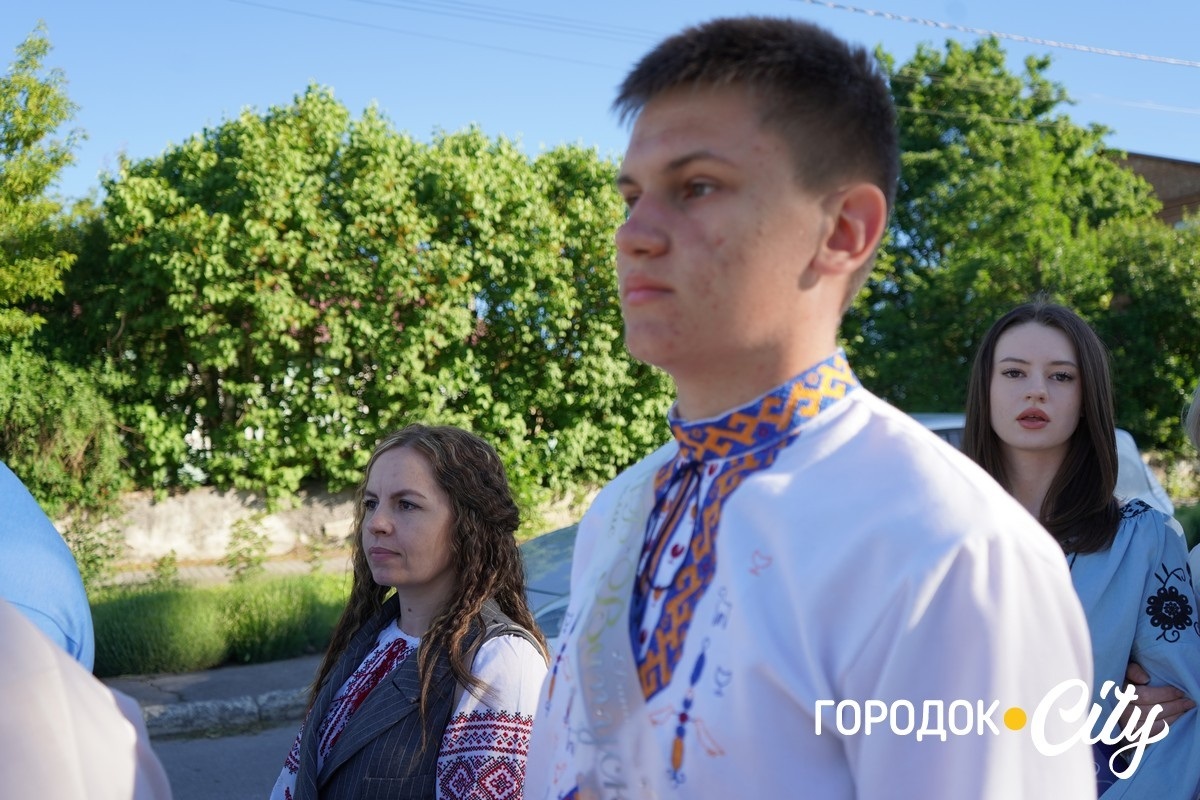 За руку з батьками — на останній урок: у Городоцькому ліцеї №1 зберігають щемливу традицію
