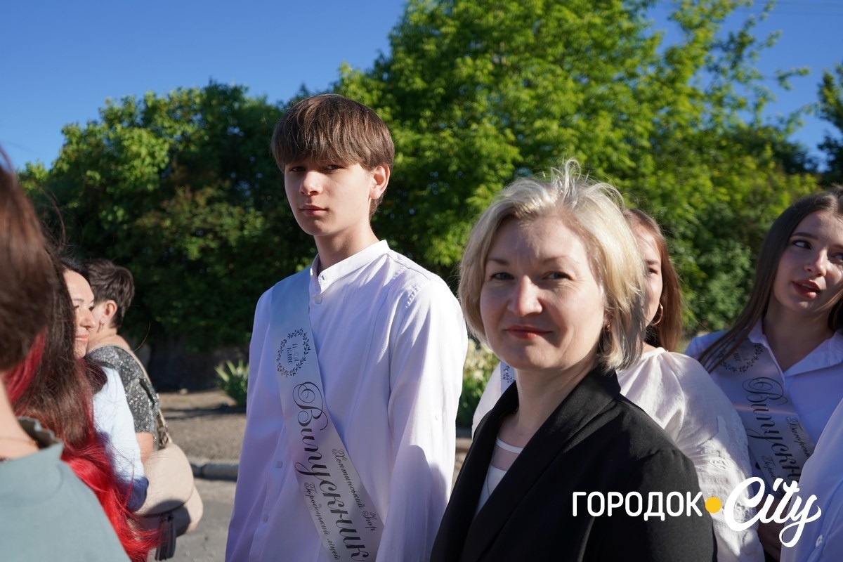 За руку з батьками — на останній урок: у Городоцькому ліцеї №1 зберігають щемливу традицію