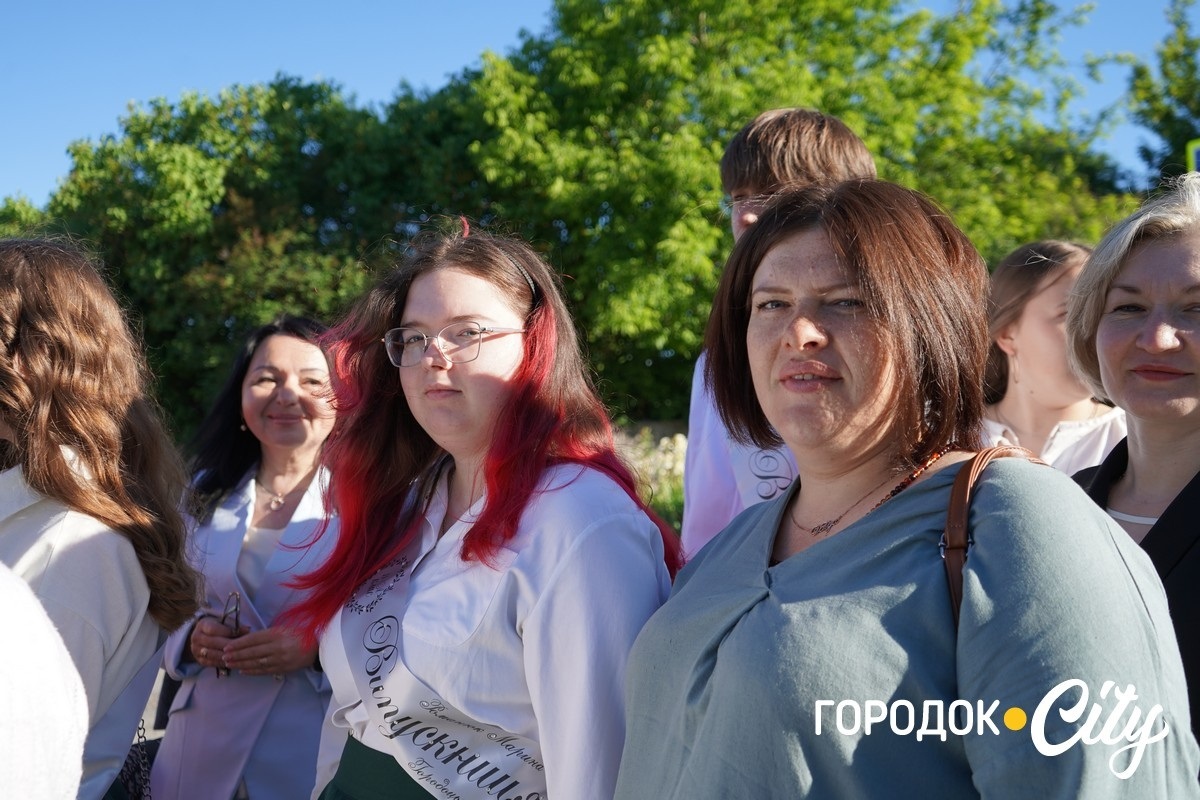 За руку з батьками — на останній урок: у Городоцькому ліцеї №1 зберігають щемливу традицію