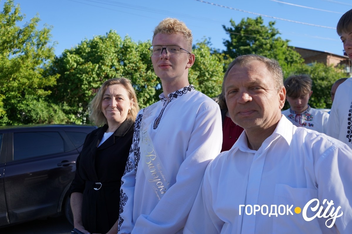 За руку з батьками — на останній урок: у Городоцькому ліцеї №1 зберігають щемливу традицію