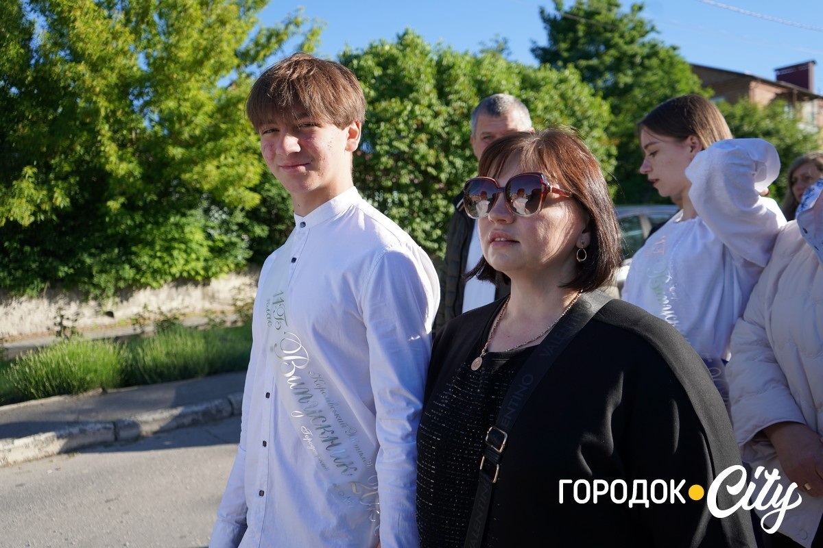 За руку з батьками — на останній урок: у Городоцькому ліцеї №1 зберігають щемливу традицію
