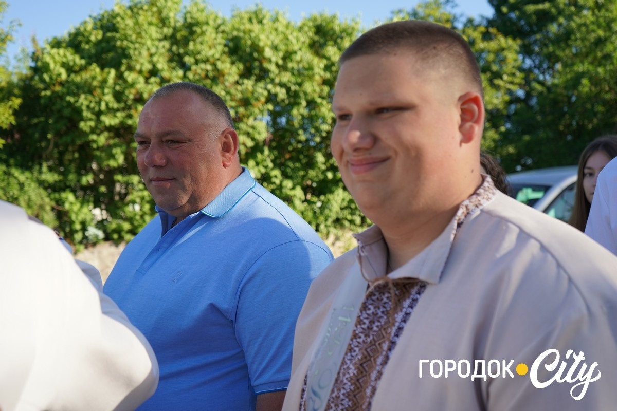 За руку з батьками — на останній урок: у Городоцькому ліцеї №1 зберігають щемливу традицію