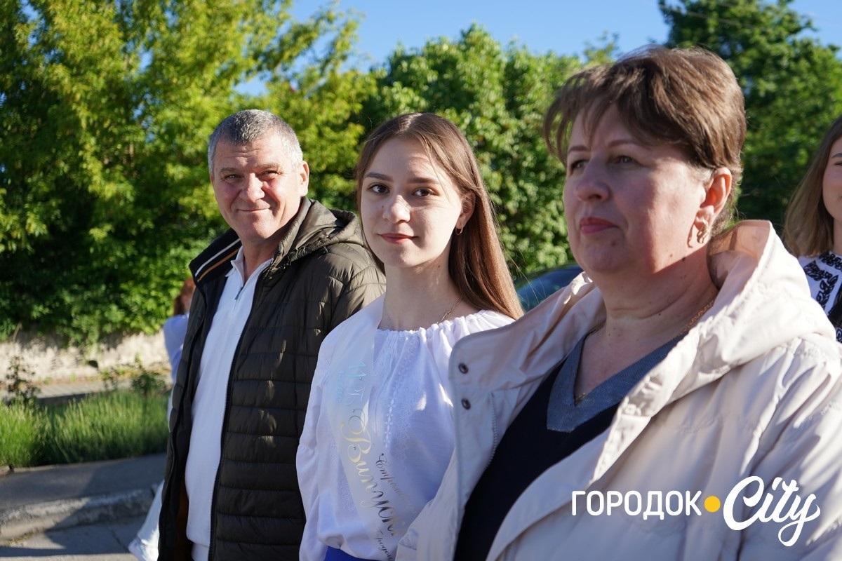 За руку з батьками — на останній урок: у Городоцькому ліцеї №1 зберігають щемливу традицію