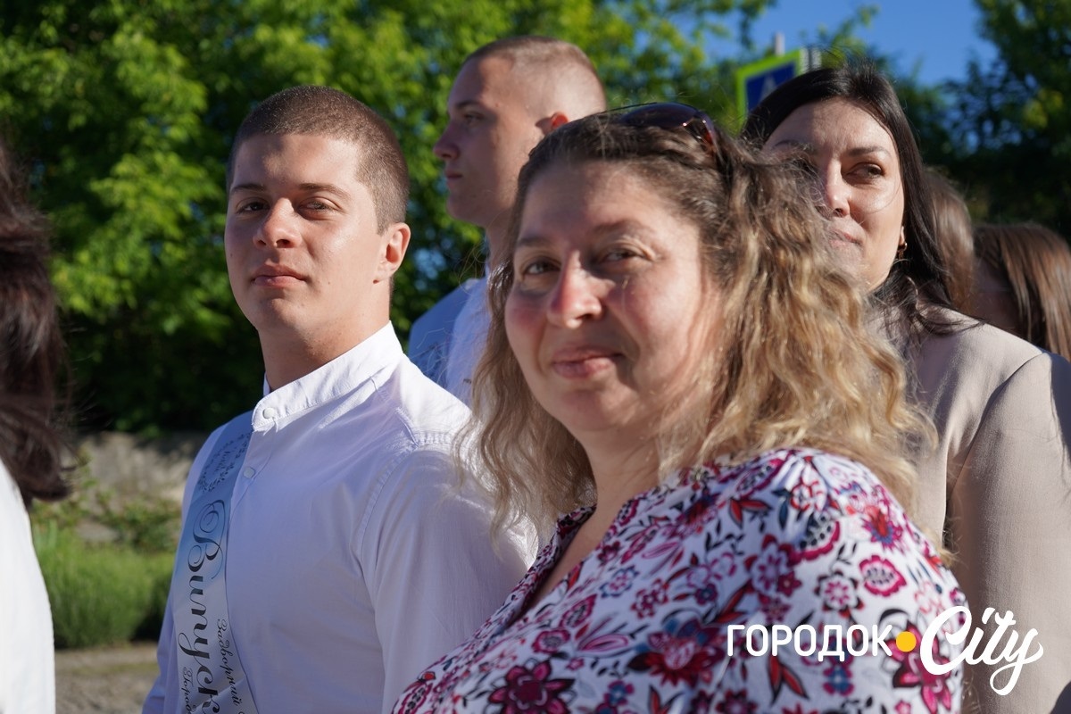 За руку з батьками — на останній урок: у Городоцькому ліцеї №1 зберігають щемливу традицію