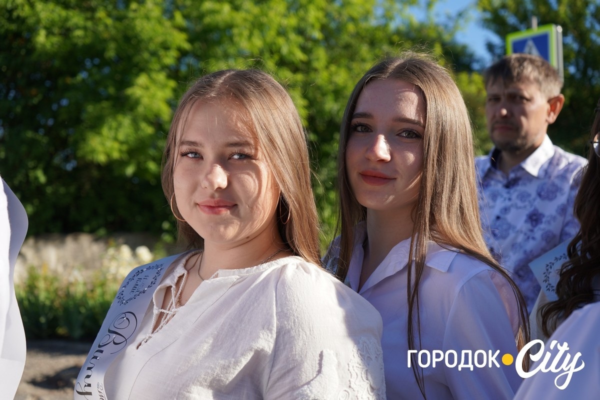 За руку з батьками — на останній урок: у Городоцькому ліцеї №1 зберігають щемливу традицію
