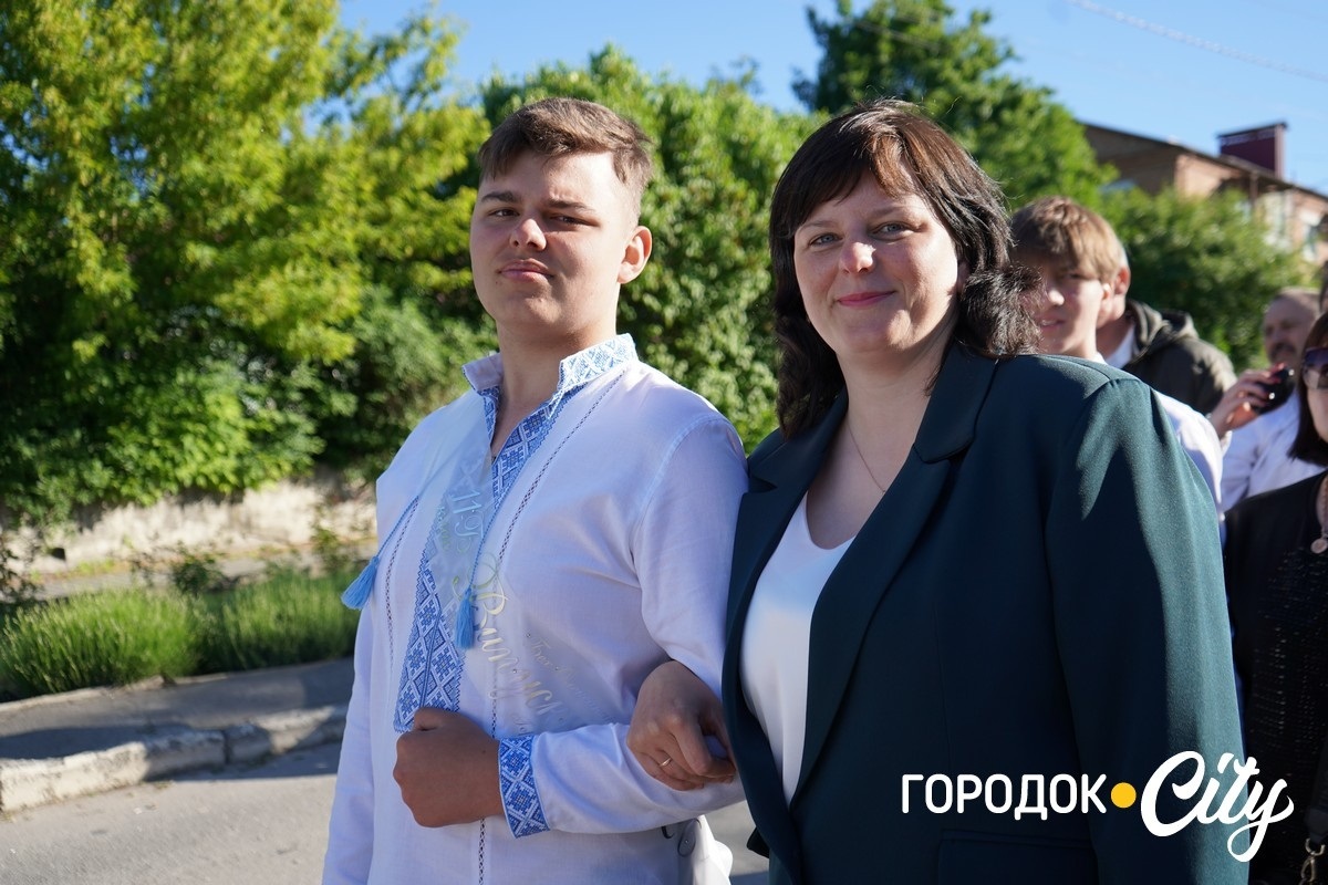 За руку з батьками — на останній урок: у Городоцькому ліцеї №1 зберігають щемливу традицію