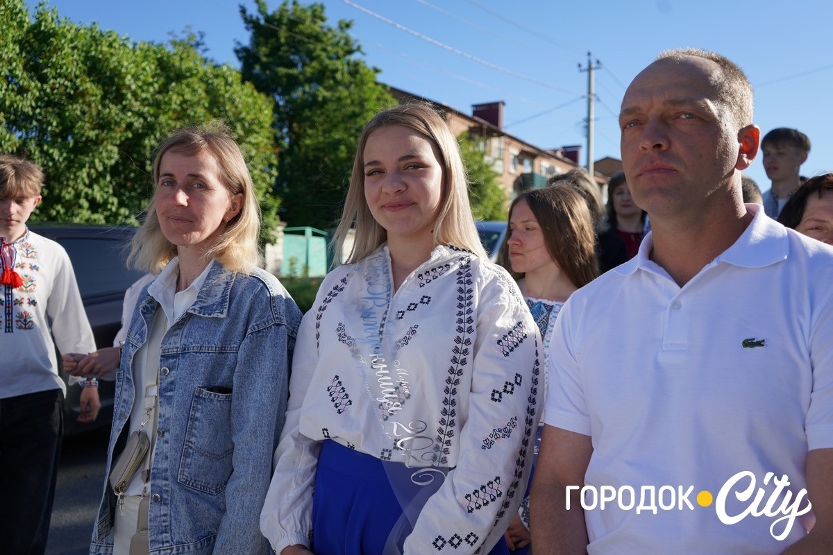 За руку з батьками — на останній урок: у Городоцькому ліцеї №1 зберігають щемливу традицію