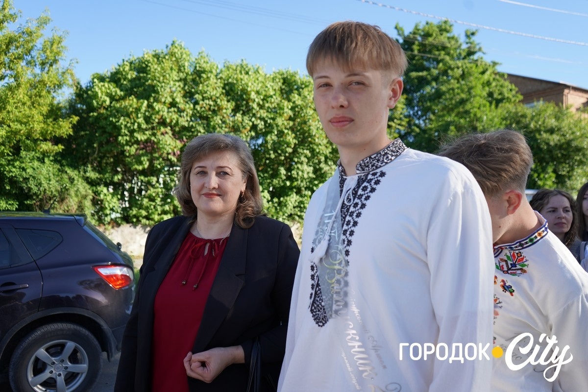 За руку з батьками — на останній урок: у Городоцькому ліцеї №1 зберігають щемливу традицію
