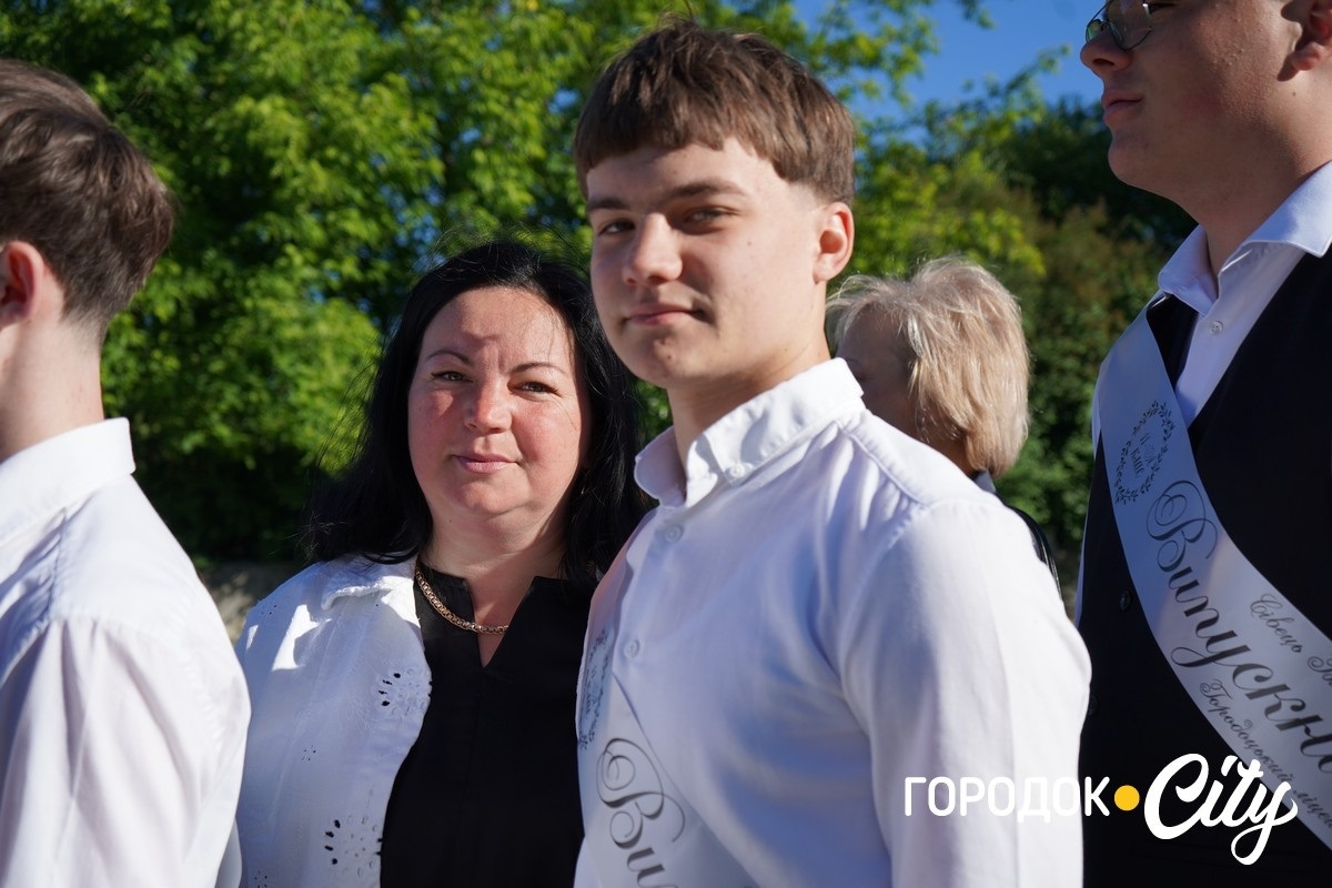 За руку з батьками — на останній урок: у Городоцькому ліцеї №1 зберігають щемливу традицію