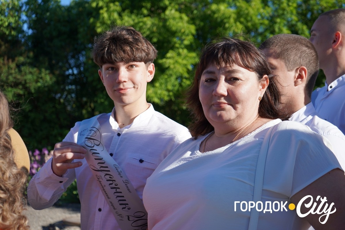 За руку з батьками — на останній урок: у Городоцькому ліцеї №1 зберігають щемливу традицію
