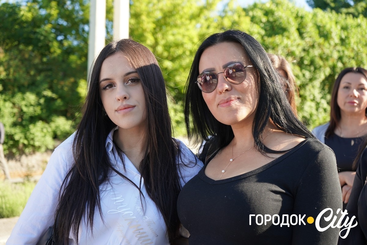 За руку з батьками — на останній урок: у Городоцькому ліцеї №1 зберігають щемливу традицію