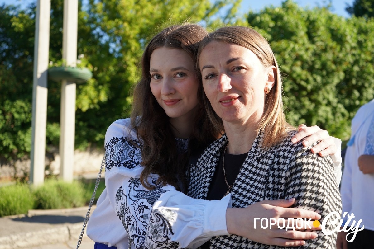 За руку з батьками — на останній урок: у Городоцькому ліцеї №1 зберігають щемливу традицію