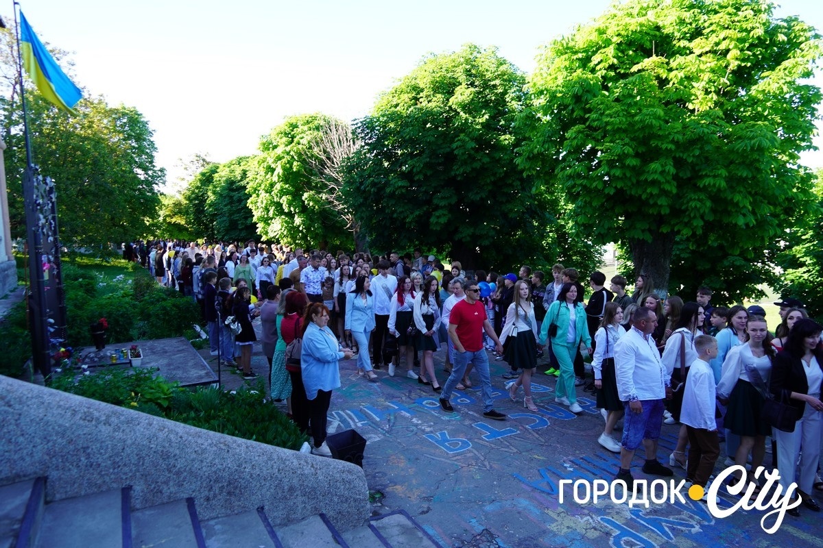 За руку з батьками — на останній урок: у Городоцькому ліцеї №1 зберігають щемливу традицію