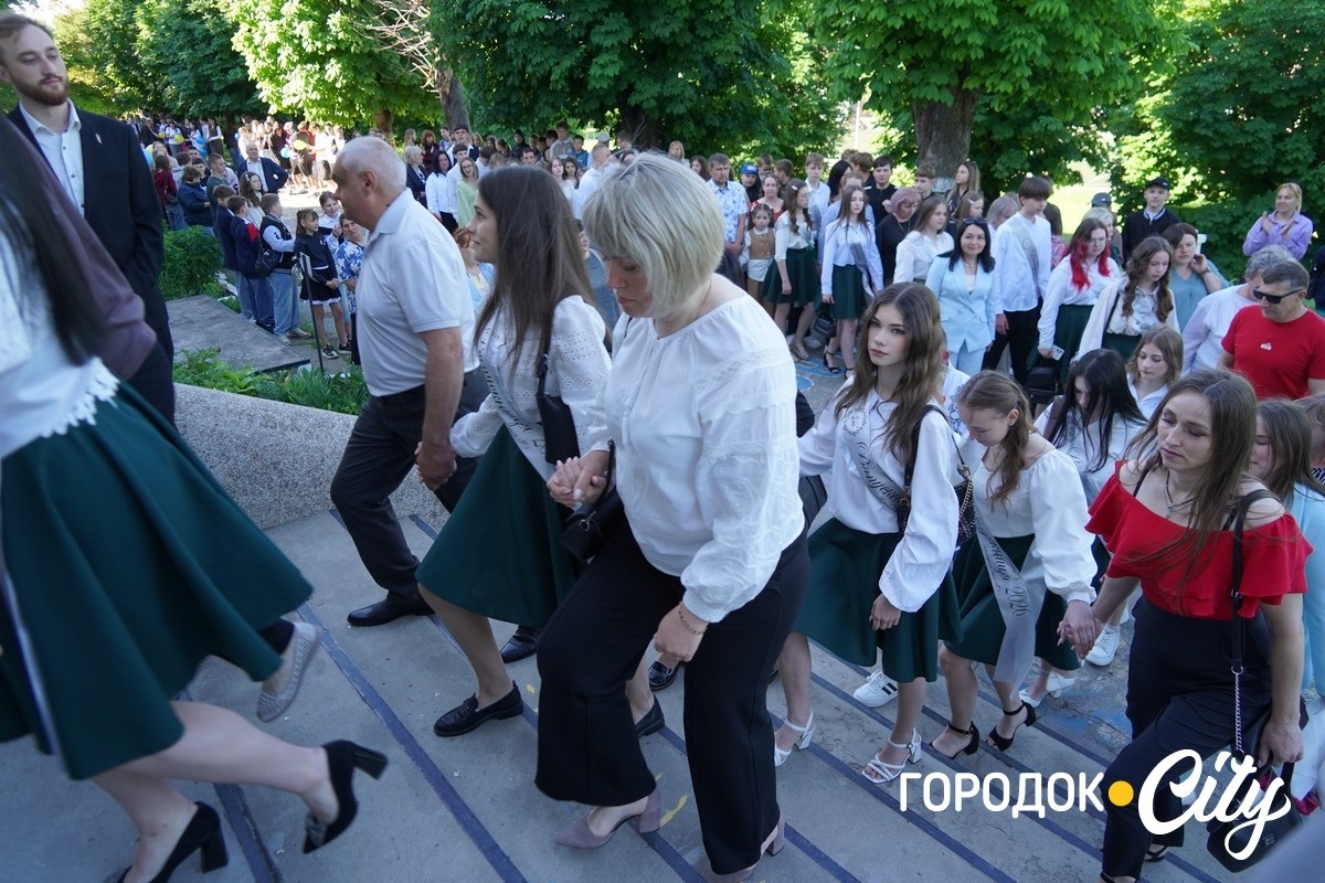 За руку з батьками — на останній урок: у Городоцькому ліцеї №1 зберігають щемливу традицію
