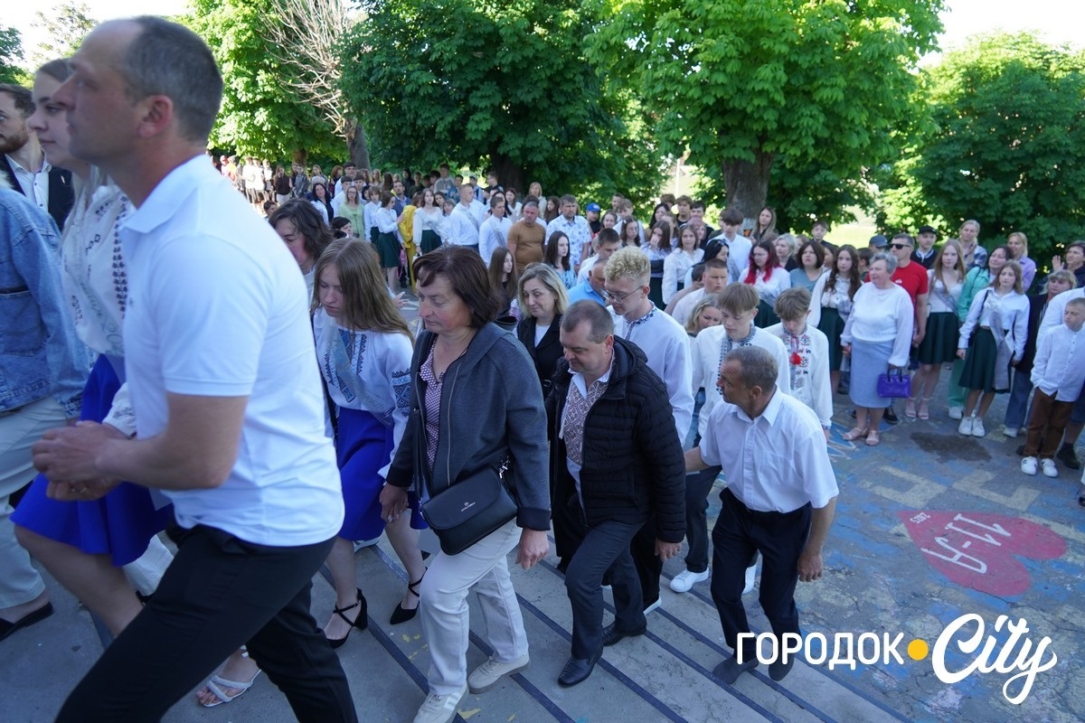 За руку з батьками — на останній урок: у Городоцькому ліцеї №1 зберігають щемливу традицію