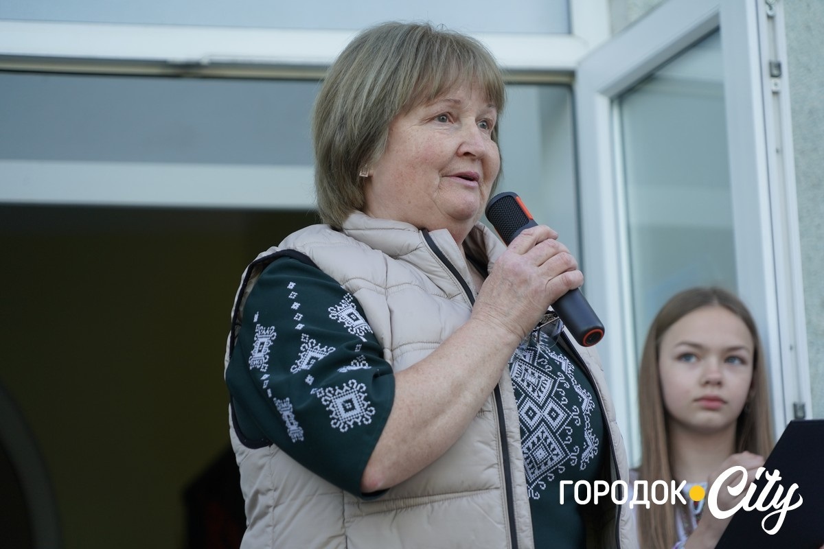 За руку з батьками — на останній урок: у Городоцькому ліцеї №1 зберігають щемливу традицію