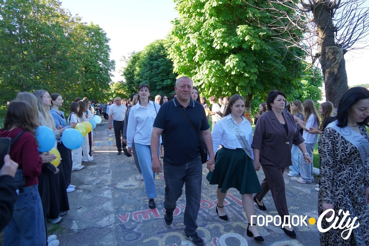 За руку з батьками — на останній урок: у Городоцькому ліцеї №1 зберігають щемливу традицію