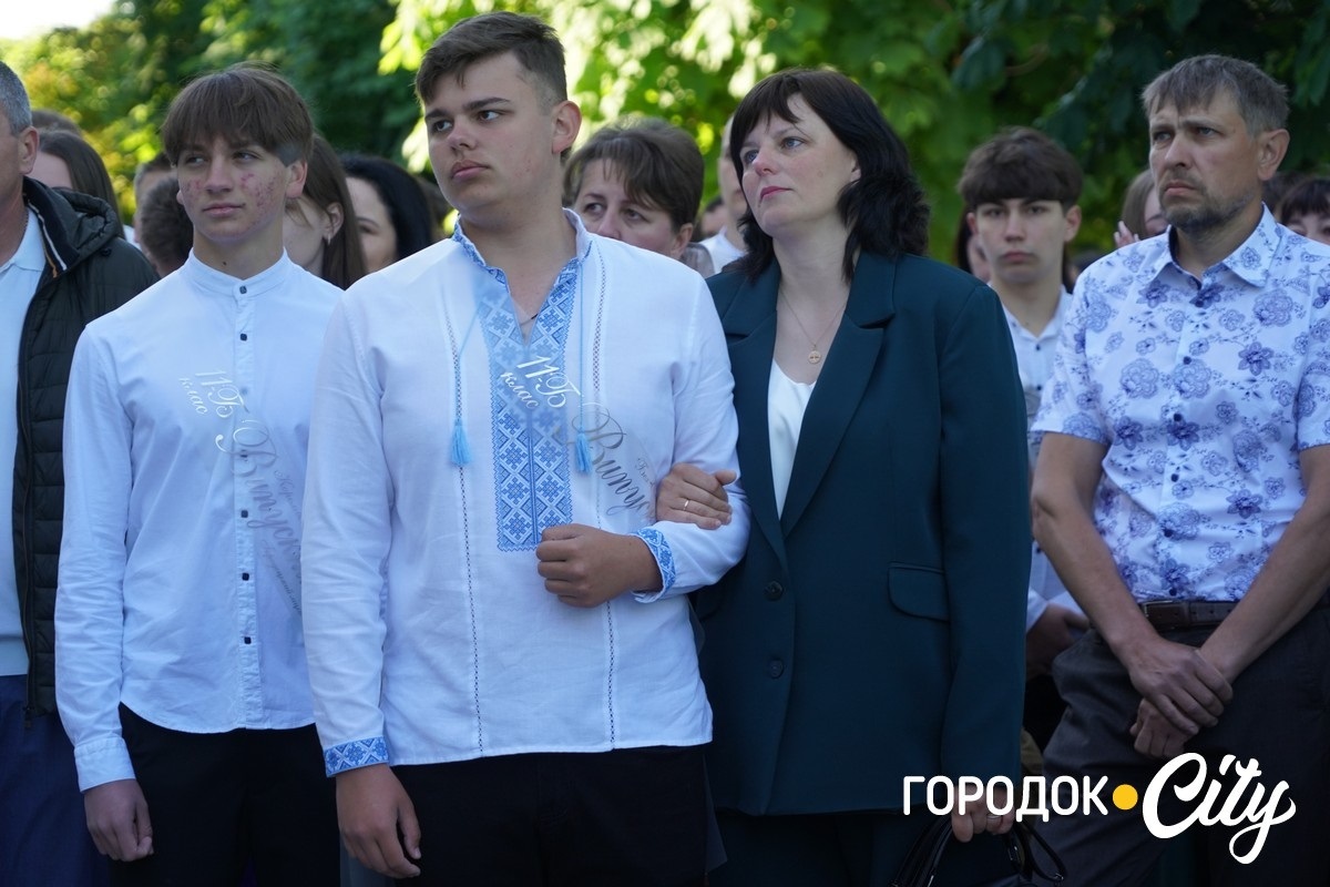 За руку з батьками — на останній урок: у Городоцькому ліцеї №1 зберігають щемливу традицію