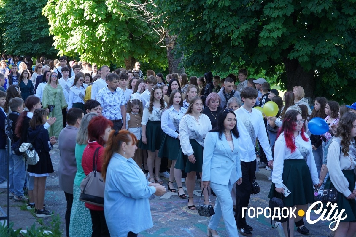 За руку з батьками — на останній урок: у Городоцькому ліцеї №1 зберігають щемливу традицію