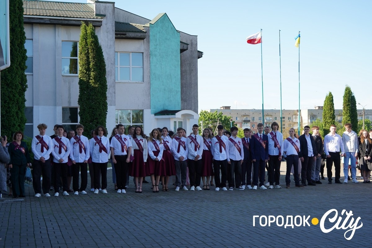 «Тільки сміливі мають щастя». У Городоцькому ліцеї №3 пролунав останній дзвоник