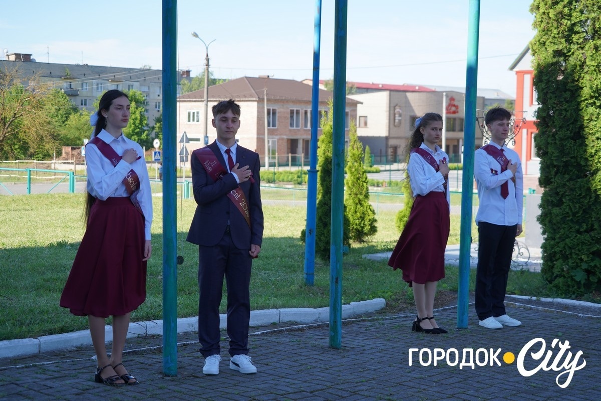 «Тільки сміливі мають щастя». У Городоцькому ліцеї №3 пролунав останній дзвоник