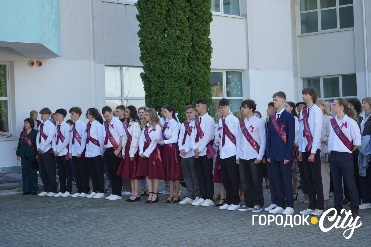 «Тільки сміливі мають щастя». У Городоцькому ліцеї №3 пролунав останній дзвоник