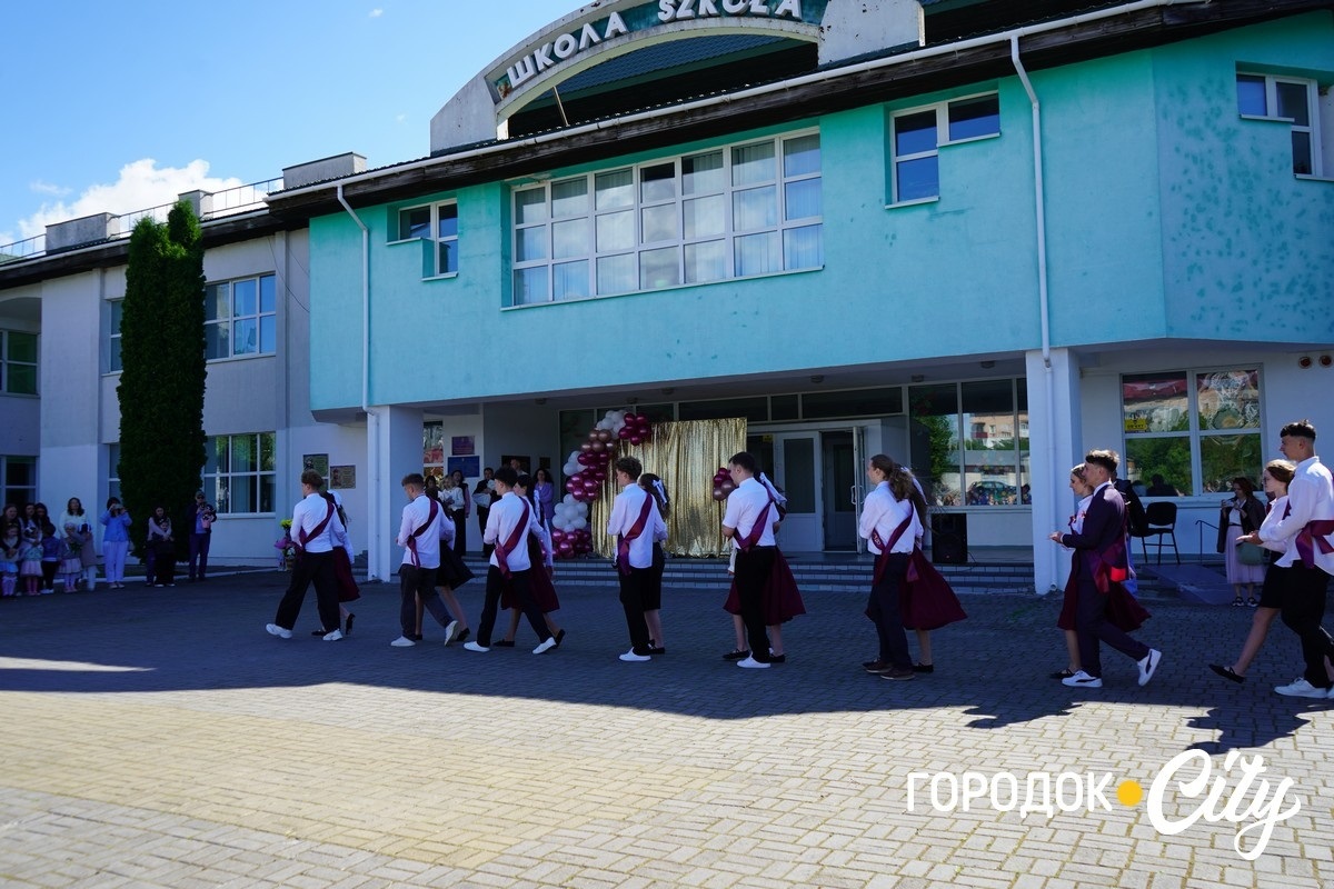 «Тільки сміливі мають щастя». У Городоцькому ліцеї №3 пролунав останній дзвоник
