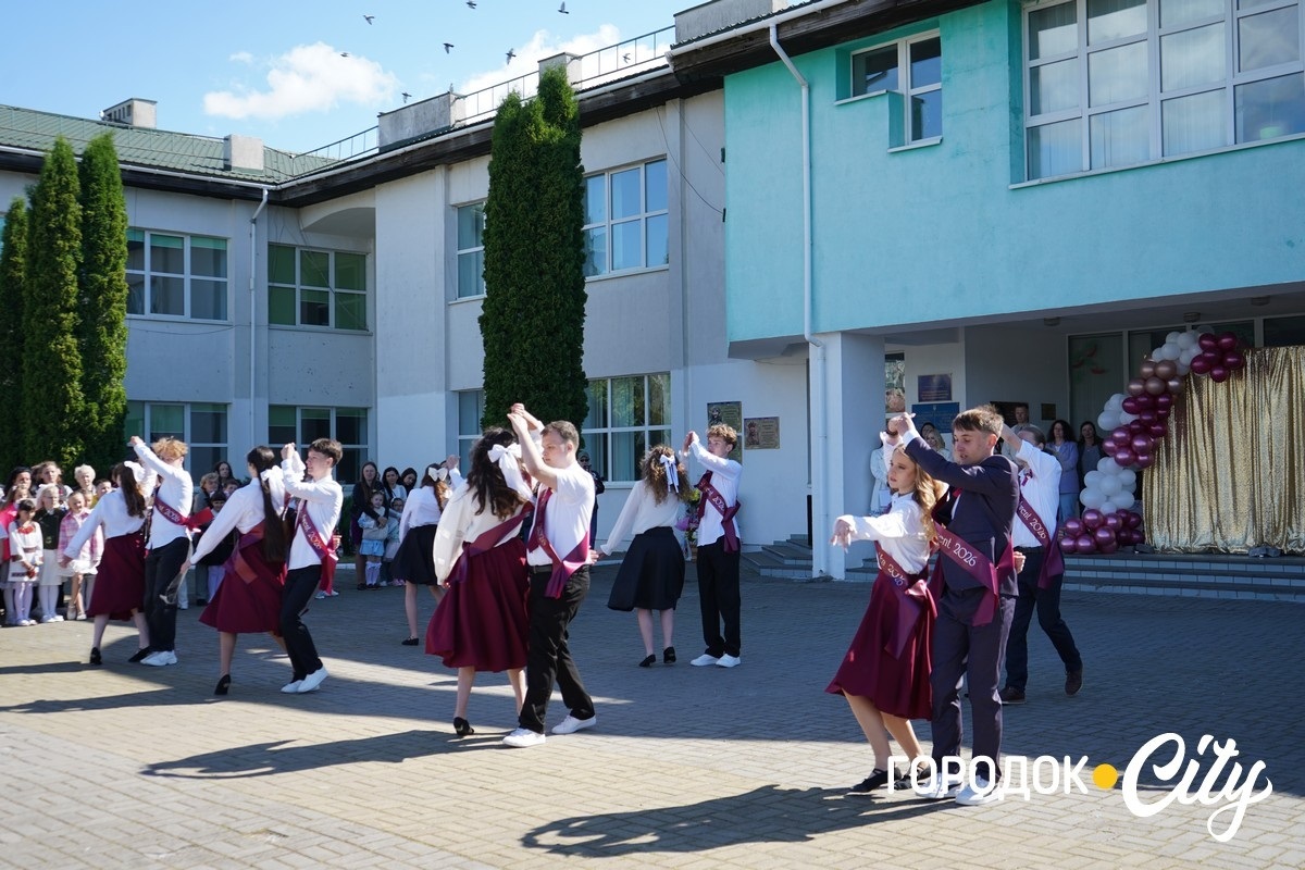 «Тільки сміливі мають щастя». У Городоцькому ліцеї №3 пролунав останній дзвоник