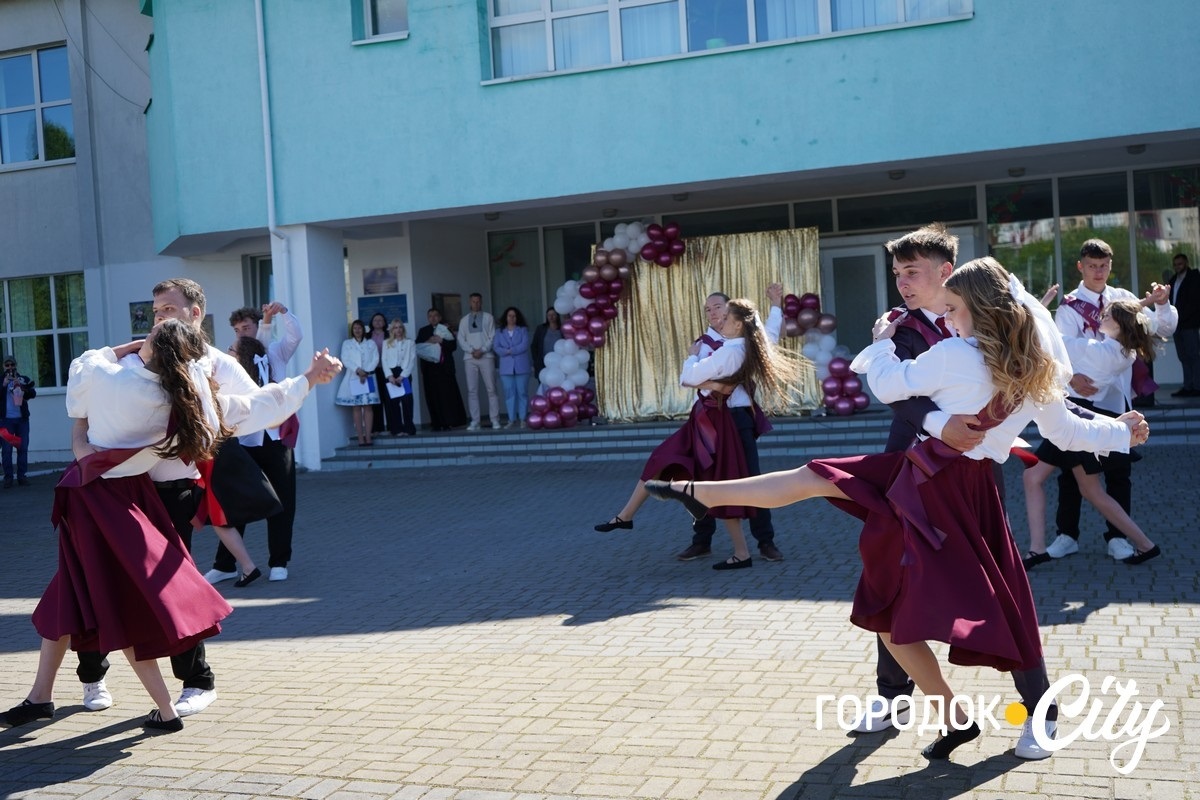«Тільки сміливі мають щастя». У Городоцькому ліцеї №3 пролунав останній дзвоник