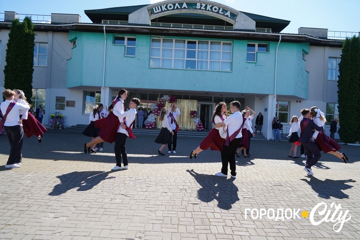 «Тільки сміливі мають щастя». У Городоцькому ліцеї №3 пролунав останній дзвоник