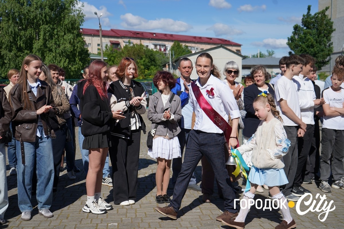 «Тільки сміливі мають щастя». У Городоцькому ліцеї №3 пролунав останній дзвоник