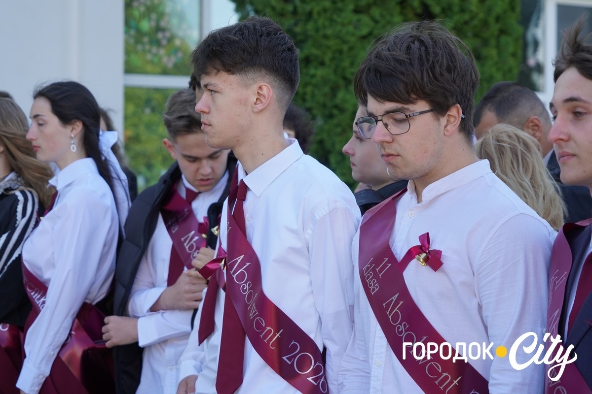 «Тільки сміливі мають щастя». У Городоцькому ліцеї №3 пролунав останній дзвоник