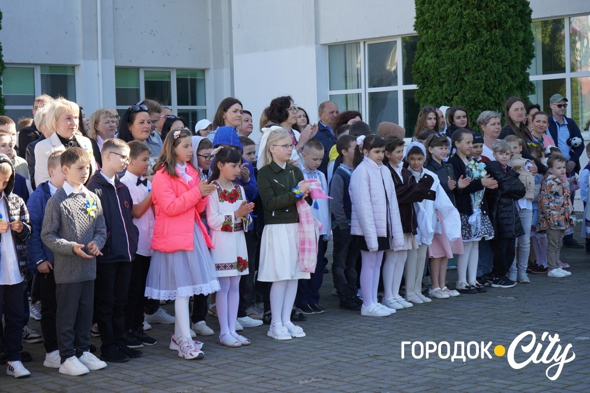 «Тільки сміливі мають щастя». У Городоцькому ліцеї №3 пролунав останній дзвоник