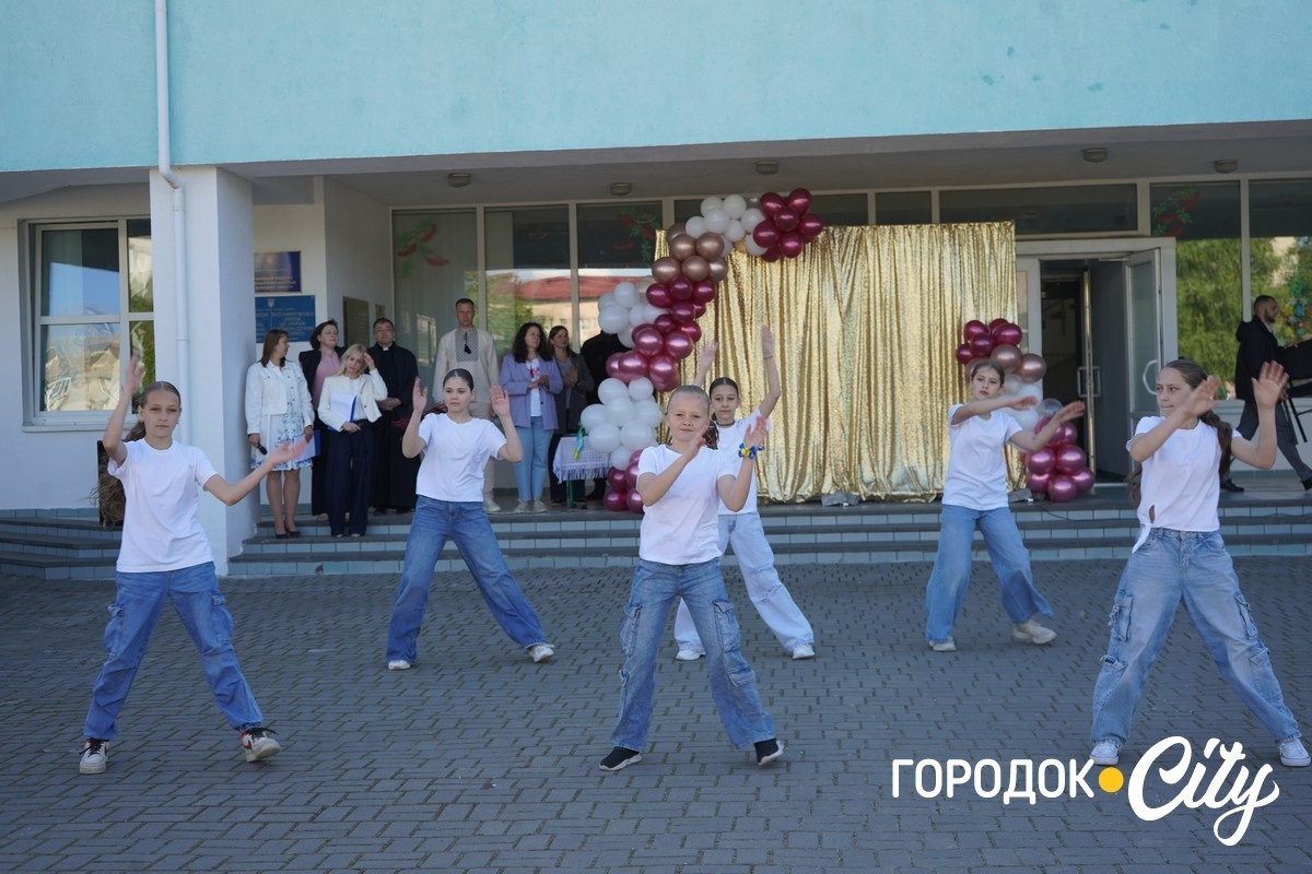 «Тільки сміливі мають щастя». У Городоцькому ліцеї №3 пролунав останній дзвоник