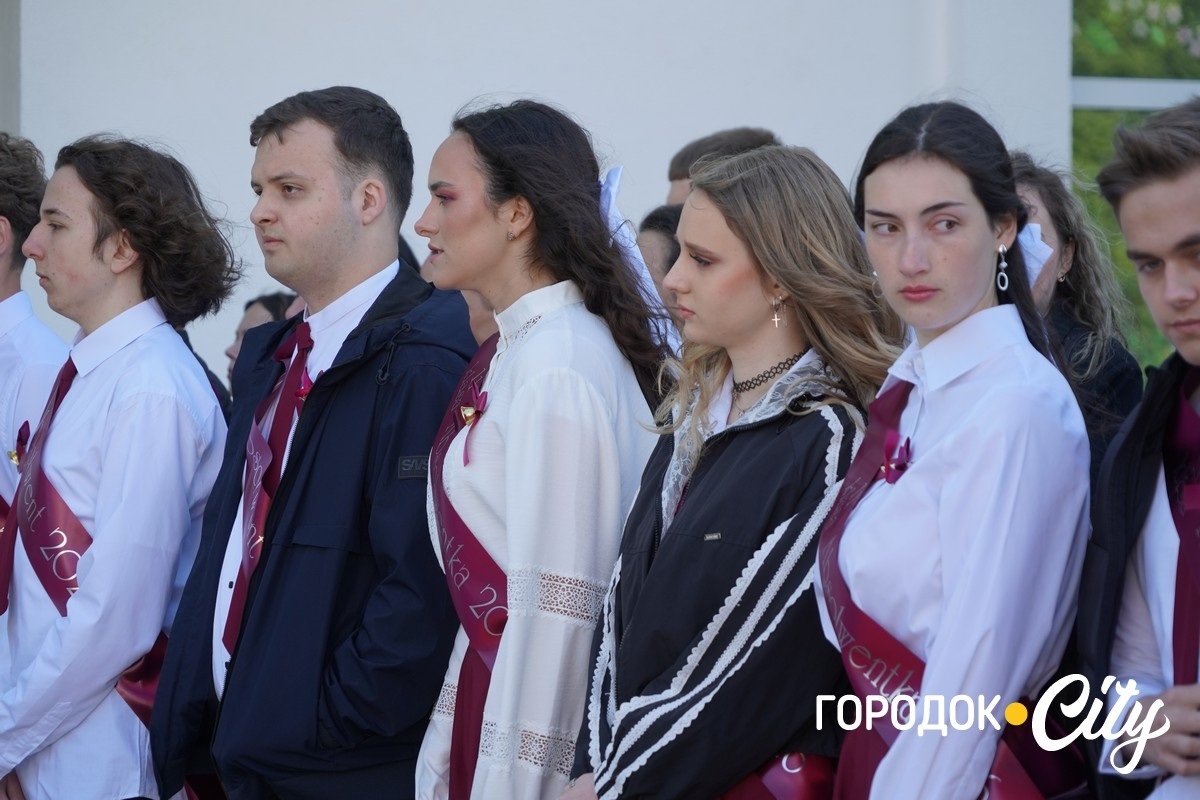 «Тільки сміливі мають щастя». У Городоцькому ліцеї №3 пролунав останній дзвоник